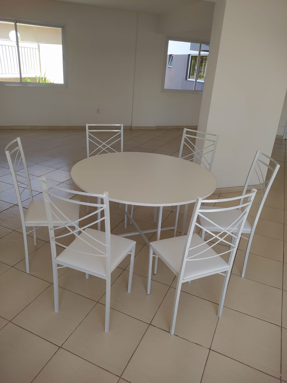 Conjunto de mesa e cadeiras metálicas revestidas com acabamento Branco Total