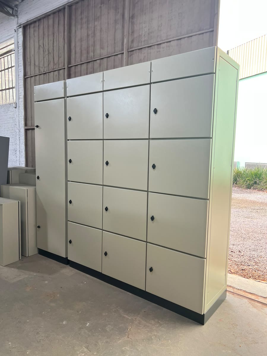 Fileira de quadros elétricos industriais modulares revestidos com acabamento eletrostático Bege 7032 em galpão