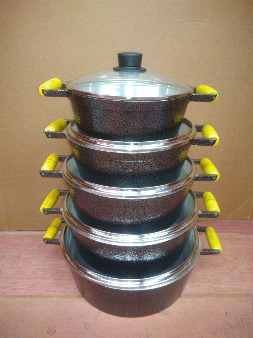 Conjunto de panelas empilhadas revestidas com acabamento Preto Craqueado Prata
