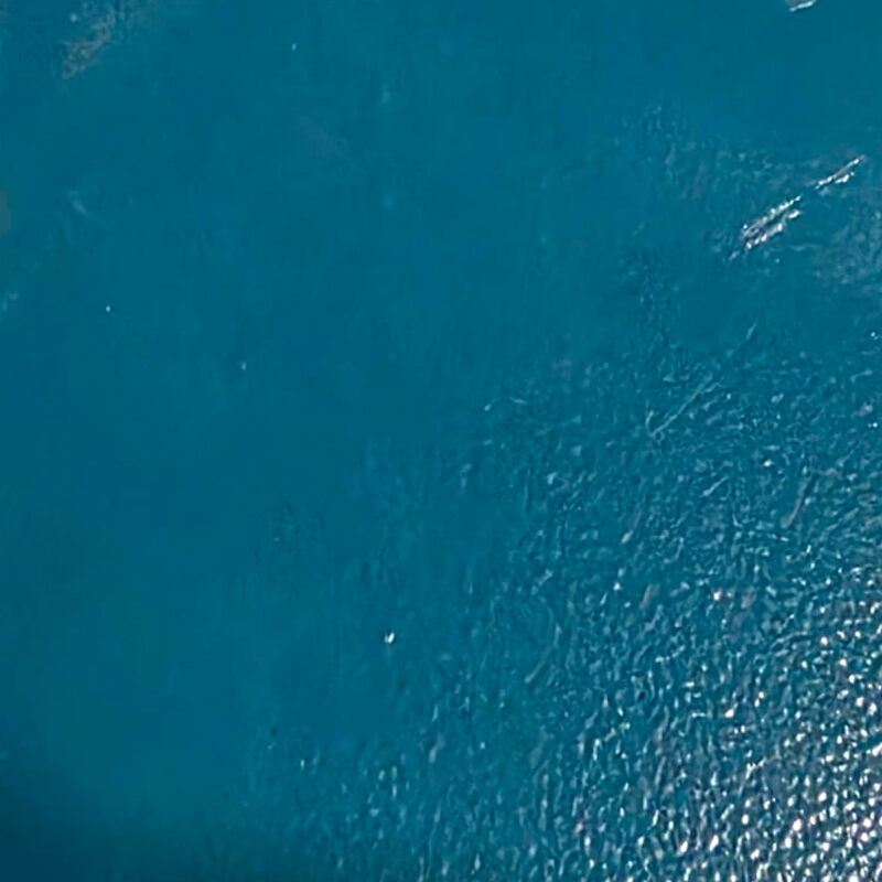 Close da amostra de tinta eletrostática em pó Azul STC aplicada em superfície metálica