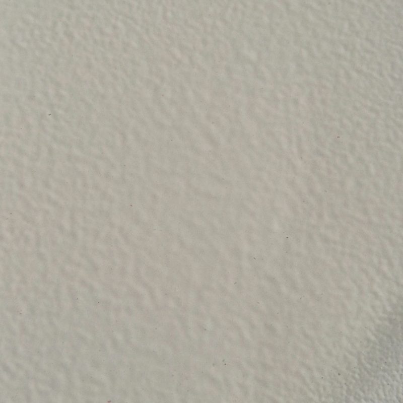 Close da amostra de tinta eletrostática em pó Branco Texturizado aplicada em superfície metálica