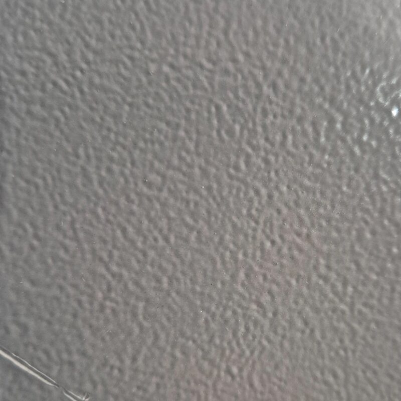 Close da amostra de tinta eletrostática em pó Cinza N6,5 aplicada em superfície metálica