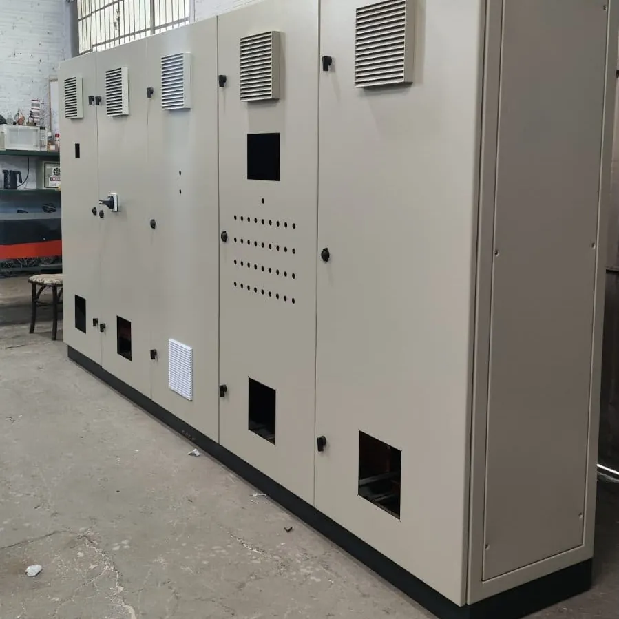 Invólucro industrial de múltiplos painéis com acabamento em tinta eletrostática a pó Bege 7032 e base escura, em oficina